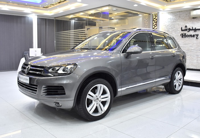 VERY LOW KILOMETER! ONLY 78,000 KM | Volkswagen Touareg ( 2011 Model ) in Grey Color GCC Specs